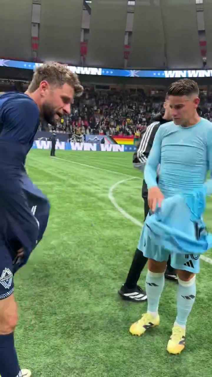 开云APP-前拜仁队友！穆勒与J罗首次在美职联赛场对阵，赛后交换球衣